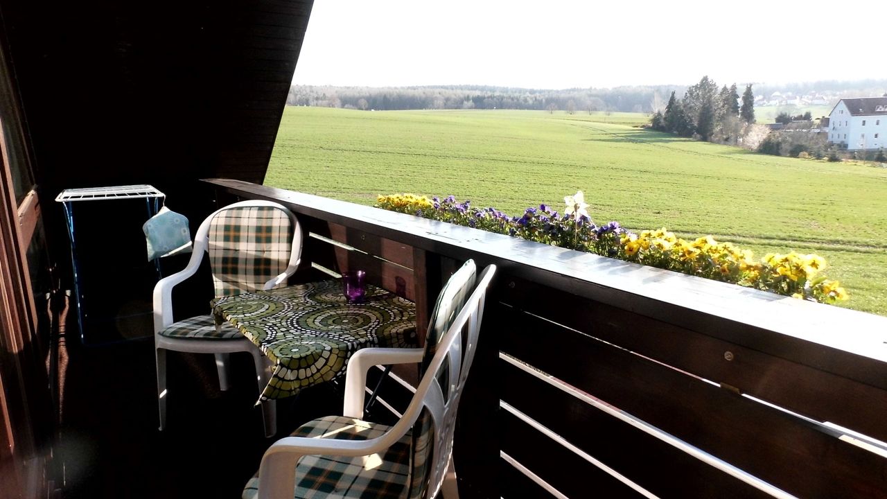 Balkon mit Sonnenmarkise und Blick über unseren Ort. Balkon mit Sonnenmarkise und Blick über unseren Ort.